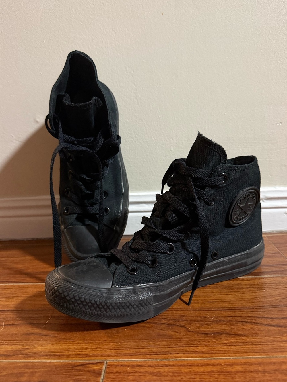 Converse size 6.5 women’s black